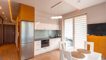 Fridge, oven, stovetop, dishwasher