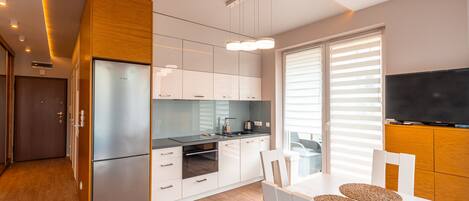 Fridge, oven, stovetop, dishwasher