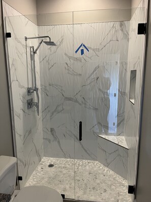 Shower, hair dryer, towels, soap - New build house close to lake and in eclipse totality - pet friendly  (Granite Shoals)