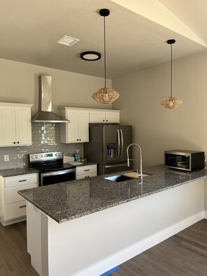 Refrigerador, microondas, horno y parrilla de estufa 