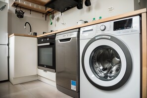 Fridge, oven, stovetop, dishwasher