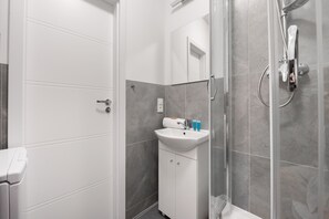 Dusche, Haartrockner, Handtücher