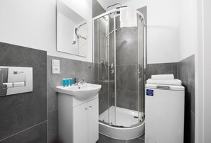 Shower, free toiletries, hair dryer, towels - Wola Comfort Studio #3 (Warszawa)