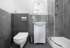 Shower, free toiletries, hair dryer, towels - Wola Comfort Studio #3 (Warszawa)