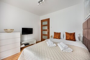 2 bedrooms, iron/ironing board, WiFi, bed sheets - Metro Rondo ONZ 2-Bedroom Apartment (Warszawa)