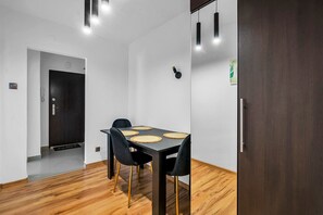 Dining - Metro Rondo ONZ 2-Bedroom Apartment (Warszawa)