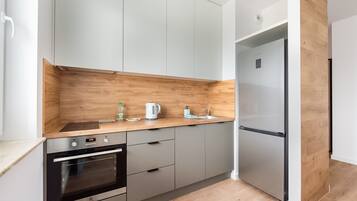 Een koelkast, een oven, een kookplaat, een vaatwasser