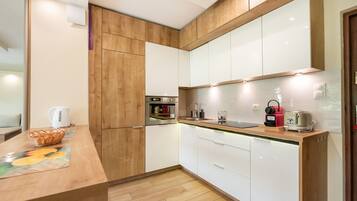 Fridge, microwave, stovetop, dishwasher
