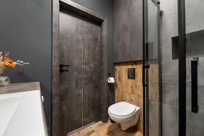 Dusche, kostenlose Toilettenartikel, Haartrockner, Handtücher