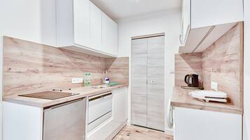 Fridge, microwave, stovetop, dishwasher