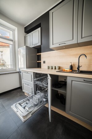 Fridge, oven, stovetop, dishwasher