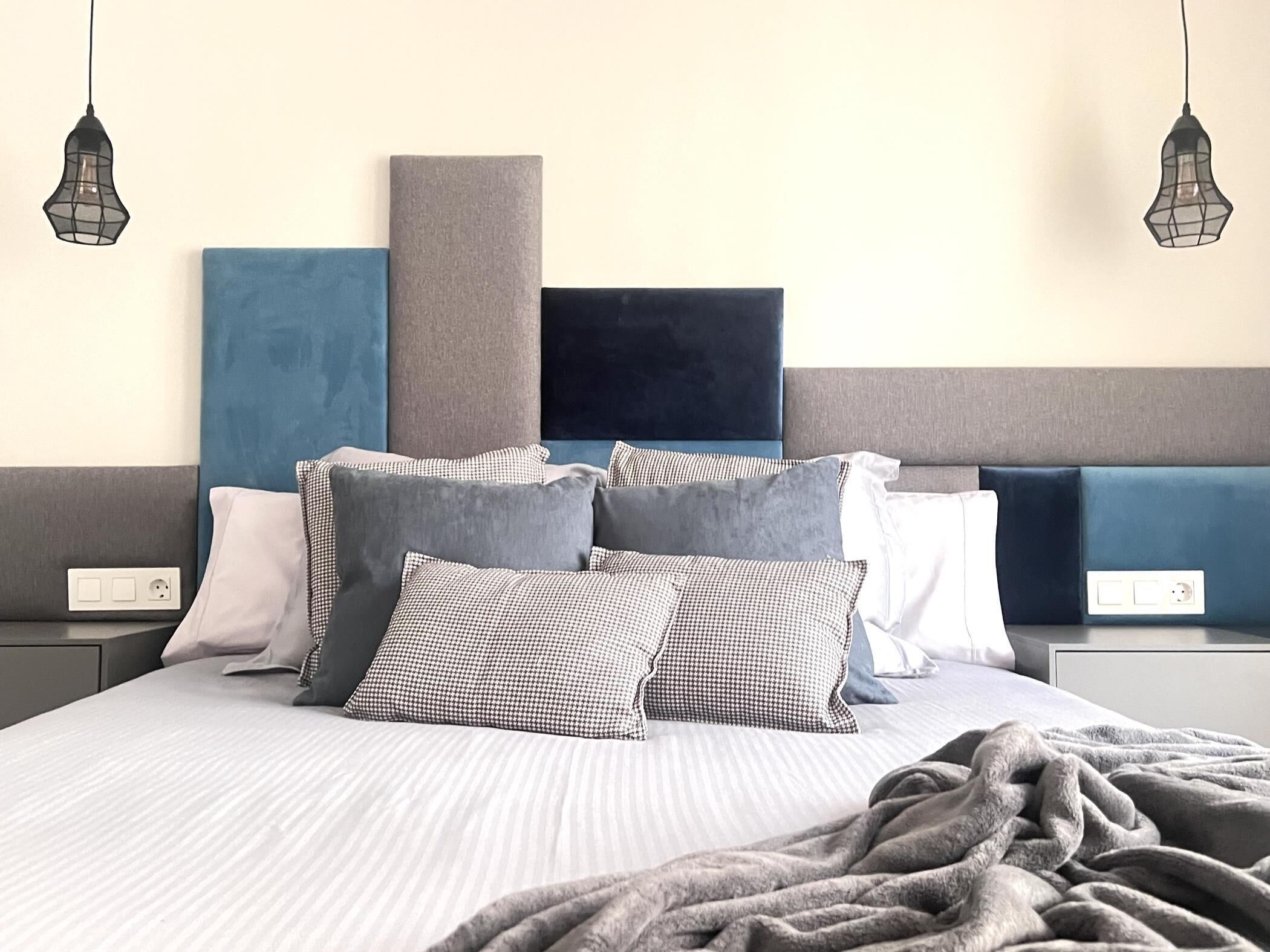 1 habitación, tabla de planchar con plancha y ropa de cama 