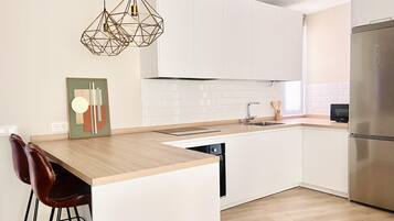 Een koelkast, een magnetron, een oven, een vaatwasser