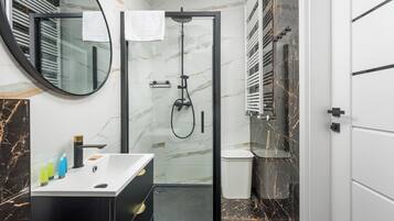 Een douche, een haardroger, handdoeken, zeep