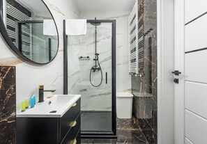 Dusche, Haartrockner, Handtücher, Seife