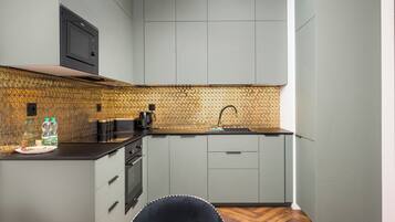 Frigorífico, microondas, horno y placa de cocina