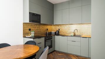 Frigorífico, microondas, horno y placa de cocina