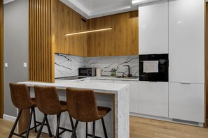 Fridge, microwave, oven, stovetop - Lotnisko Chopina Modern Apartment (Warszawa)