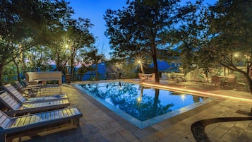 Kauden mukainen ulkouima-allas