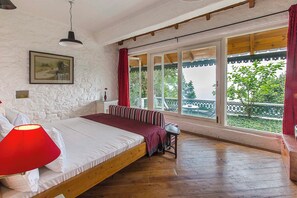 Quarto clássico | Cofres nos quartos, Wi-Fi de cortesia, roupa de cama