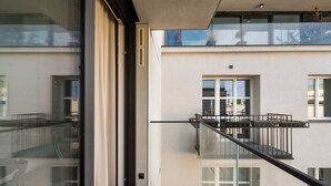 A modern building with a glass balcony and a staircase leading to an upper floor. - Centrum Nauki Kopernika Luxury Studio (Warszawa)