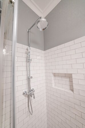 Ducha, artículos de higiene personal gratuitos y secador de pelo
