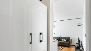 Ein modernes Wohnzimmer mit grauem Sofa, einem Couchtisch und einem TV-Schrank.