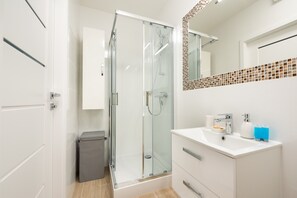 Dusche, Haartrockner, Handtücher