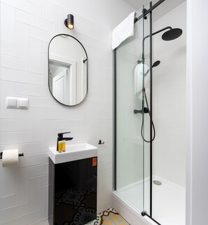 Shower, hair dryer, towels, soap - Metro Wileński Varsovia Studio #2 (Warszawa)