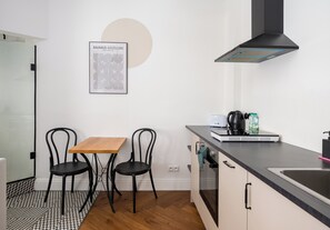 Fridge, oven, stovetop - Metro Wileński Varsovia Studio #5 (Warszawa)