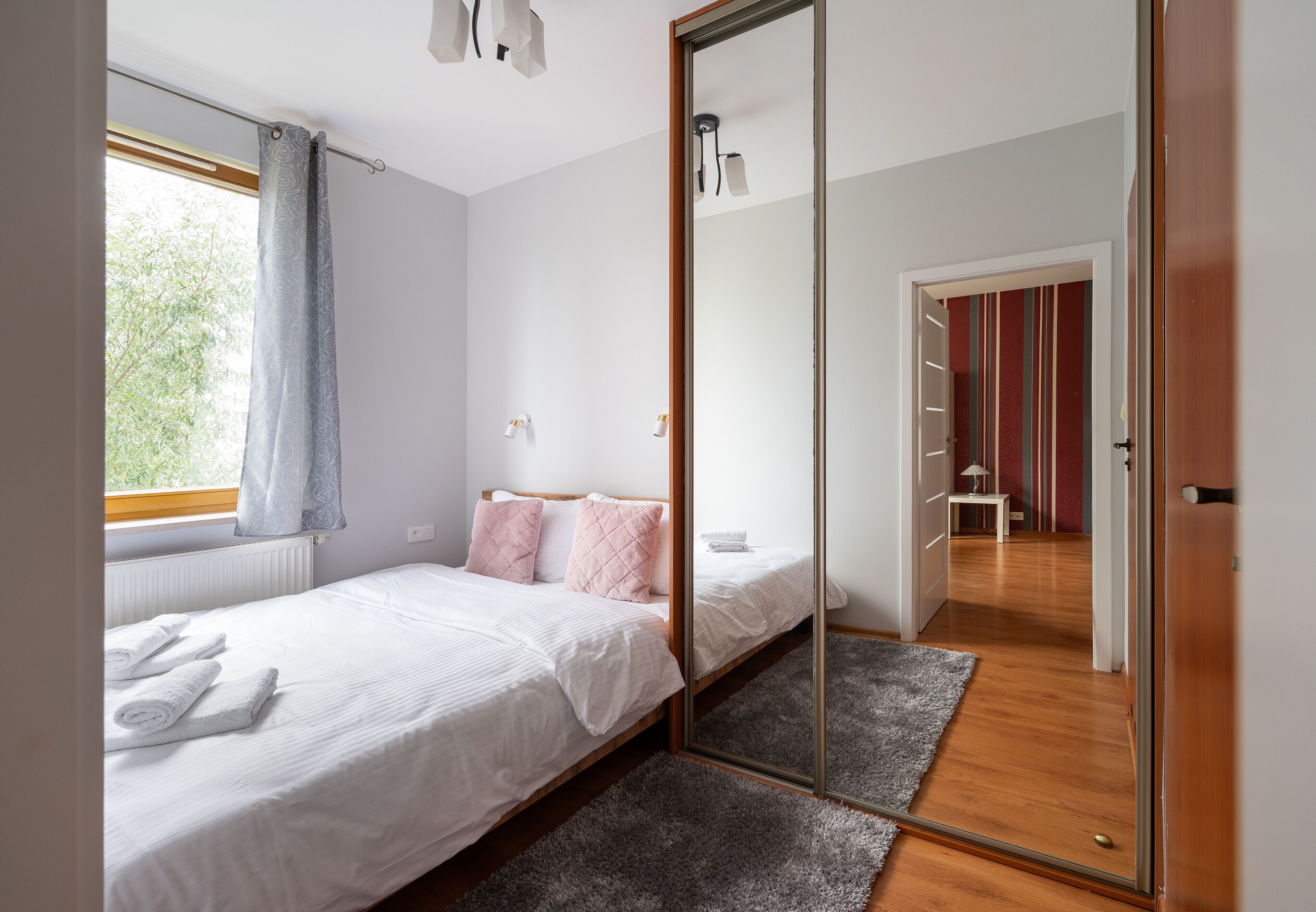 1 sovrum, strykjärn/strykbräda och sängkläder