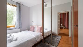 1 sovrum, strykjärn/strykbräda och sängkläder