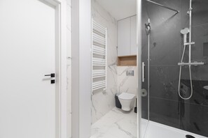 Shower, free toiletries, hair dryer, towels - Blue Morpho Piątkowo Apartment (Poznań)