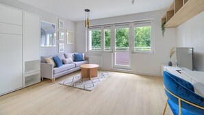 Een moderne woonkamer met een bank, salontafel en tv-meubel.