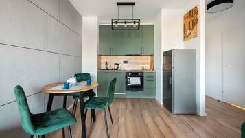 Fridge, oven, stovetop, dishwasher