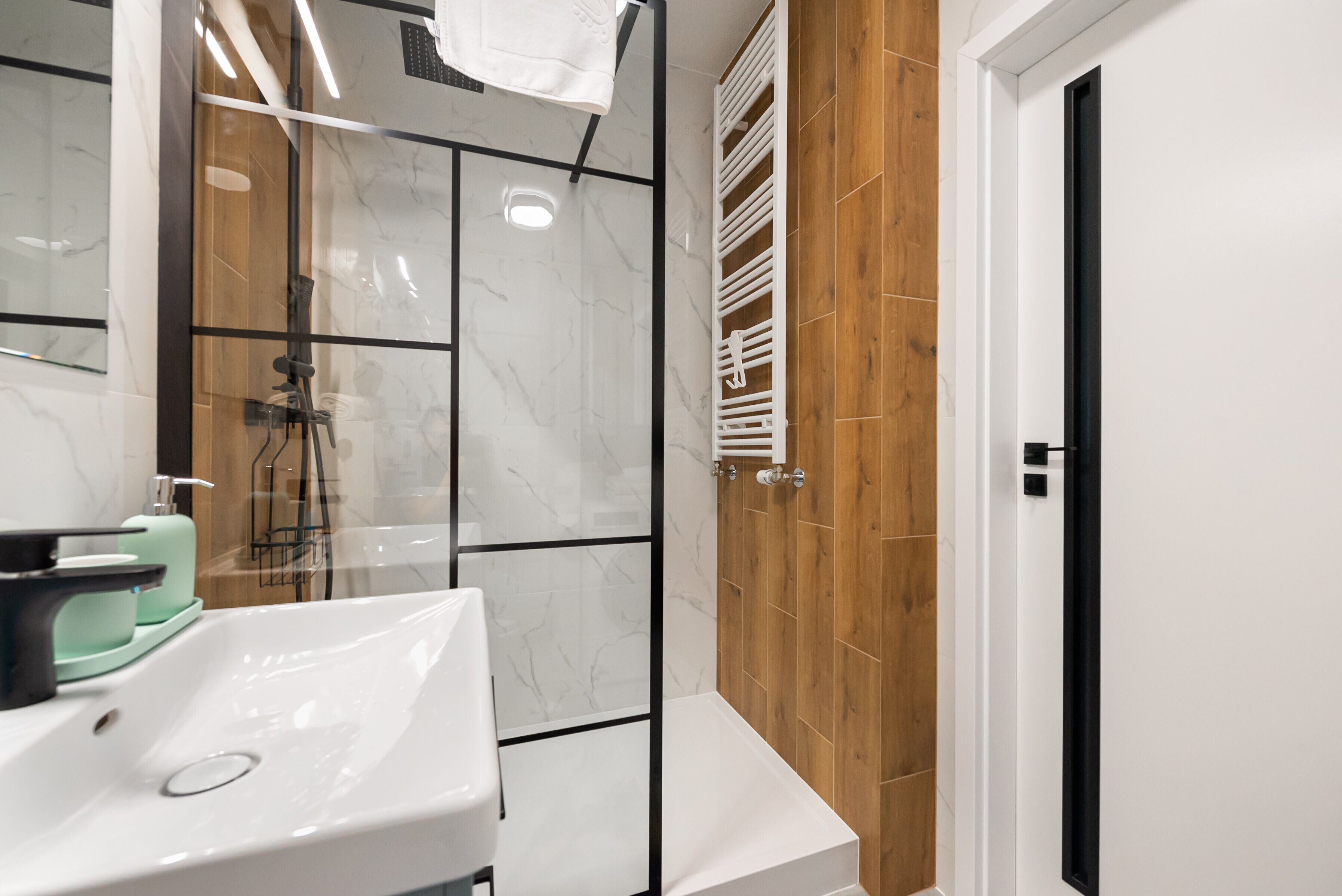 Dusche, kostenlose Toilettenartikel, Haartrockner, Handtücher
