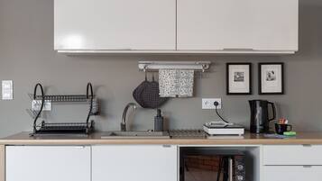 Refrigerador, microondas, placa de cocina