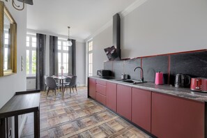 Fridge, microwave, stovetop, dishwasher