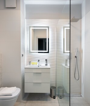 Shower, hair dryer, towels - Ochota City View Modern Apartment (Warszawa)