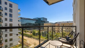 A balcony with a view of surrounding buildings and a clear sky. - Lotnisko Chopina Modern Studio (Warszawa)