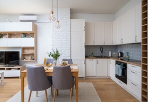 Fridge, oven, stovetop, dishwasher