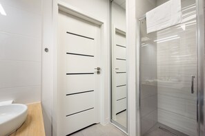 Dusche, Haartrockner, Handtücher