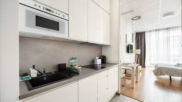 Kühlschrank, Mikrowelle, Herdplatte, Geschirrspüler