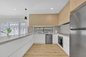 Fridge, microwave, oven, stovetop - Thornbury Place - Melbourne, Australia : A Home Away From Home (Thornbury)