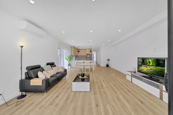 TV, books - Thornbury Place - Melbourne, Australia : A Home Away From Home (Thornbury)