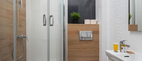 Dusche, Haartrockner, Handtücher