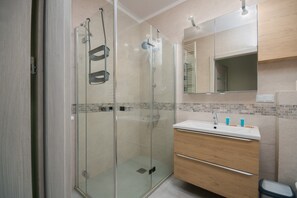 Douche, séchoir à cheveux, serviettes fournies