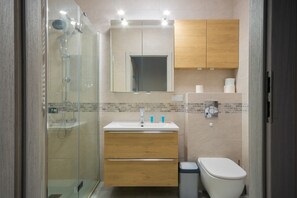Shower, hair dryer, towels - Krakowska Comfort Apartment (Wrocław)