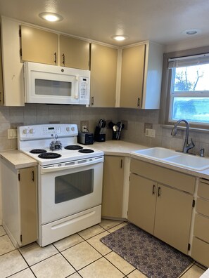 Private kitchen - Charming Millwood Home (Spokane Valley)