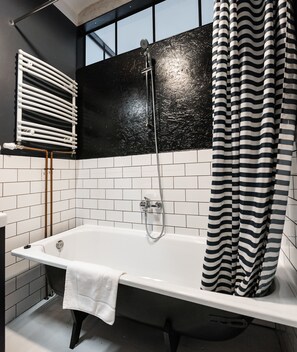 Dusche, kostenlose Toilettenartikel, Haartrockner, Handtücher
